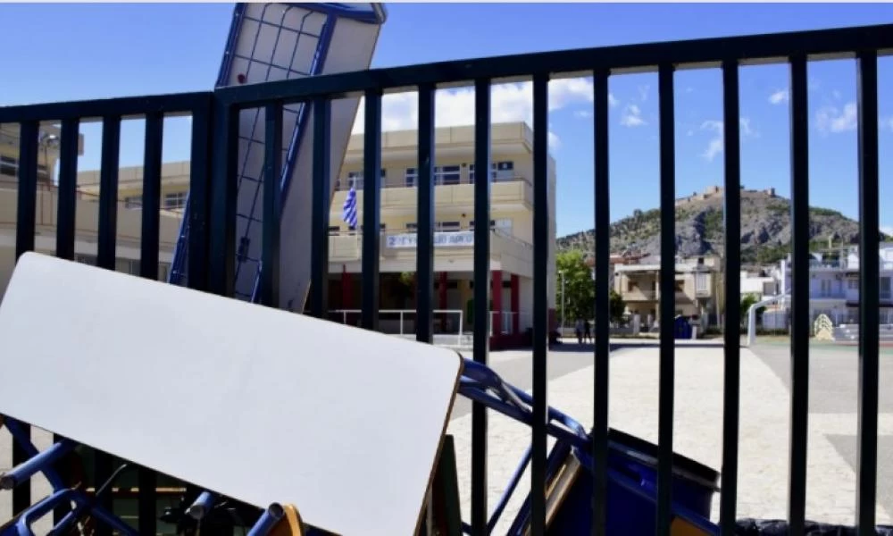 Κατάληψη σε γυμνάσιο στο Γαλάτσι από δέκα μόνο μαθητές - Την έσπασε ο δήμαρχος (βίντεο)